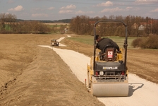 Obnovovaná polní cesta mezi Bohuslavicemi a Vápovicemi (27.3.2014)