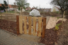 Dřevěná borovicová branka s akátovými sloupky (Lukov, 4.11.2012, autor zahrady: Ing. Andrea a Radek Smolovi)