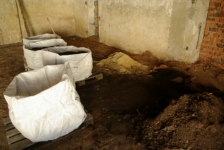 Míchání substrátu - kompost, biouhel a písek (Chlumeček, 26.4.2013)