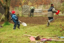 Skotačiví pomocníci (Přírodní zahrada DLK Hájenka ve Zborné, 10.11.2012)