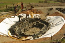 Stavba druhé úrovně suché kamenné zídky (Kozlenec, 2.4.2014)