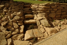 Kamenné schody, jako přechod mezi suchou kamennou zídkou a kamenným mořem (Třešť, 4.10.2013)