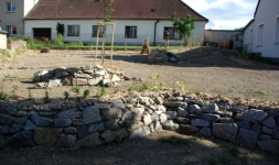 Kamenná zídka s trvalkami (Veřejná přírodní zahrada v obci Střítež, 25.6.2012)