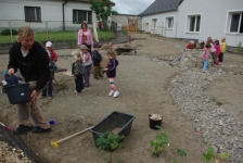 Výpomoc místní mateřské školky (Veřejná přírodní zahrada v obci Střítež, 25.6.2012)